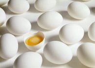 Huevos blancos crudos - foto de stock