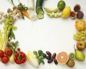 Frutas e legumes em branco — Fotografia de Stock