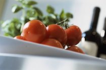 Красный помидор на кухонном столе — стоковое фото