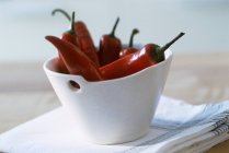 Chiles rojos en blanco - foto de stock