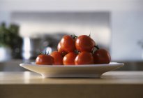 Tomates vermelhos em prato — Fotografia de Stock