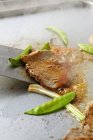 Carne Teppanyaki con mangetout - foto de stock