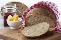 Хлеб на деревянном столе — стоковое фото