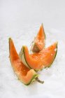 Melonenscheiben in Wasser — Stockfoto