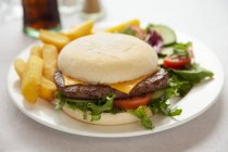 Чизбургер с салатом и картофелем фри — стоковое фото