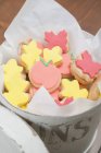 Autumn cookies in cookie tin — Stock Photo