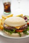 Cheeseburger con insalata e patatine fritte — Foto stock