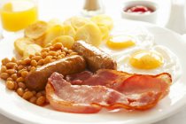 Englisches Frühstück mit Eiern und Speck auf weißem Teller — Stockfoto