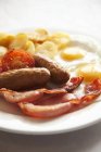 Pequeno-almoço inglês com ovos de carne e legumes em prato branco — Fotografia de Stock
