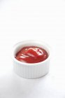 Крупним планом кетчуп в ramekin — стокове фото