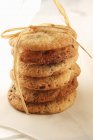 Apiladas Cookies atadas con cuerda - foto de stock