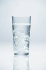 Крупним планом Узо в склі з кубиками льоду — стокове фото