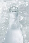 Vista de perto de Ouzo em garrafa gelada aberta — Fotografia de Stock