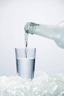 Versare la vodka nel bicchiere — Foto stock