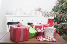 Cadeaux de Noël sur table de cuisine — Photo de stock