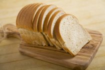 Буханка нарезанного пшеничного хлеба — стоковое фото