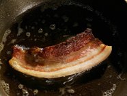 Fatia de fritura da barriga de porco em óleo — Fotografia de Stock