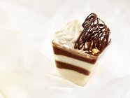 Крупним планом шоколадний і вершковий десерт на білій поверхні — стокове фото