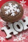 Шоколадный кекс и слово HOHO — стоковое фото