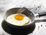 Uovo fritto in piccola padella — Foto stock