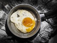 Жареное яйцо в небольшой сковородке — стоковое фото