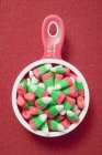 Різдвяні цукерки в мірній чашці — стокове фото