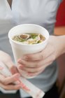 Tazza di carta di zuppa di tagliatelle asiatiche — Foto stock