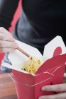 Donna mangiare piatto asiatico tagliatelle — Foto stock