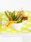 Blanchiertes Gemüse in kleinem weißen Topf über Tablett — Stockfoto