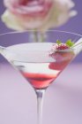 Martini con fragola in vetro — Foto stock