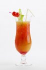 Tequila Sunrise cocktail servindo em vidro — Fotografia de Stock