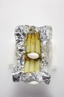 Asperges cuites en papier d'aluminium — Photo de stock