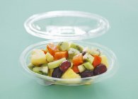Salada de frutas em recipiente — Fotografia de Stock