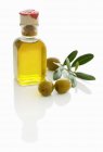 Бутылка оливкового масла с оливками — стоковое фото