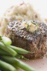 Steak poivré au beurre d'herbes — Photo de stock