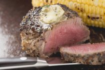 Gepfeffertes Steak mit Kräuterbutter — Stockfoto