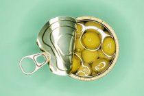 Étain ouvert d'olives dans l'huile — Photo de stock