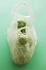 Artichauts dans un sac en plastique — Photo de stock