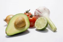 Ingrédients pour la pose du guacamole sur une surface blanche — Photo de stock