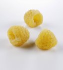 Framboesas amarelas frescas — Fotografia de Stock