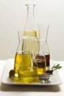 Différents types d'huile dans les carafes — Photo de stock