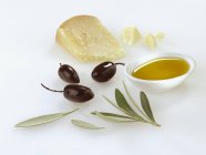 Черные оливки и пармезан — стоковое фото