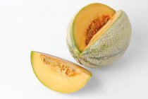 Melon cantaloup avec section enlevée — Photo de stock
