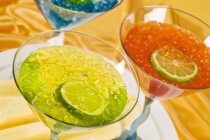 Martinis with Ice and Lime Slices — Stock Photo