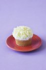 Cupcake with White Chocolate Curls — Stock Photo