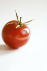 Целый красный помидор — стоковое фото
