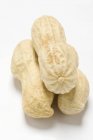 Trois cacahuètes non décortiquées — Photo de stock