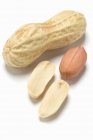 Unshelled peanut and shelled — Stock Photo