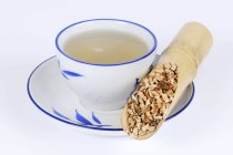 Xícara de chá de raiz de Calamus — Fotografia de Stock