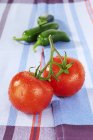 Tomates rojos y jalapeos - foto de stock
